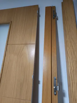 Puerta de madera maciza con cristal