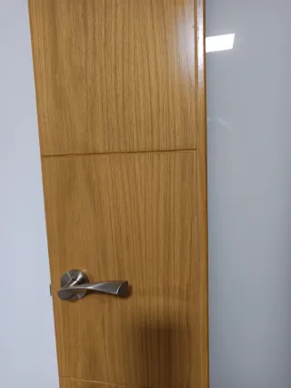 Puerta de madera maciza con cristal