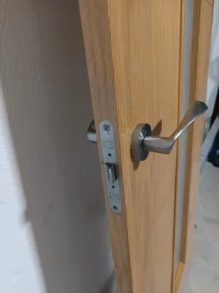 Puerta de madera maciza con cristal