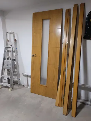 Puerta de madera maciza con cristal