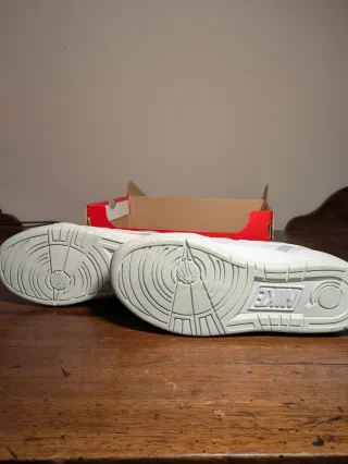 Zapatillas Nike grises y blancas