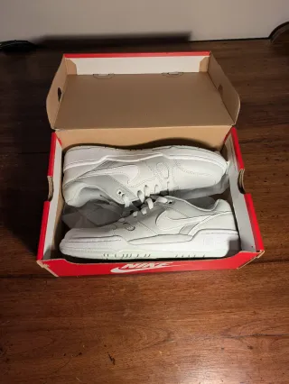 Zapatillas Nike grises y blancas