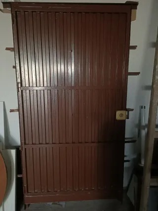 Puerta de chapa con marco.