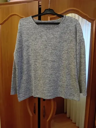 Camiseta gris jaspeada con botones