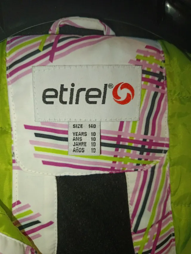 Cazadora de nieve súper calentita.