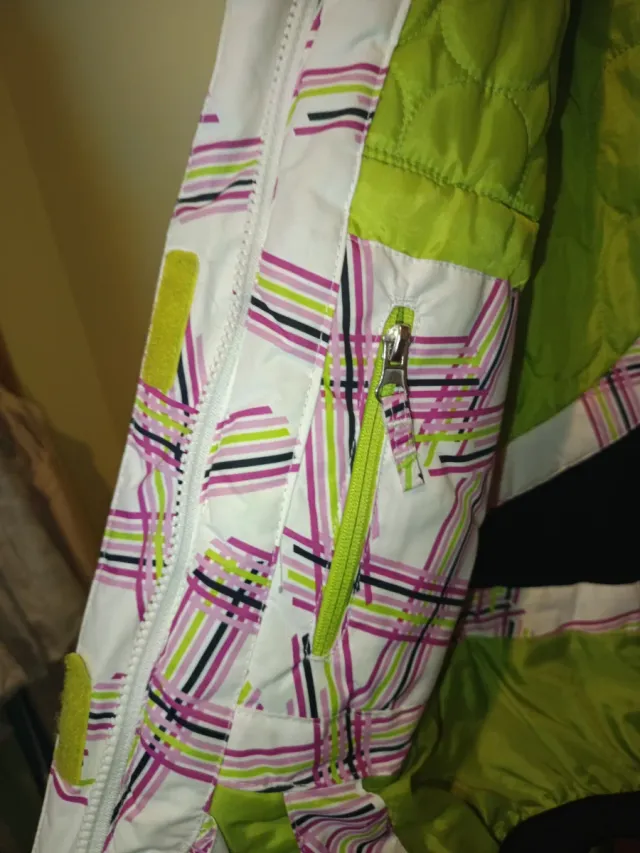 Cazadora de nieve súper calentita.