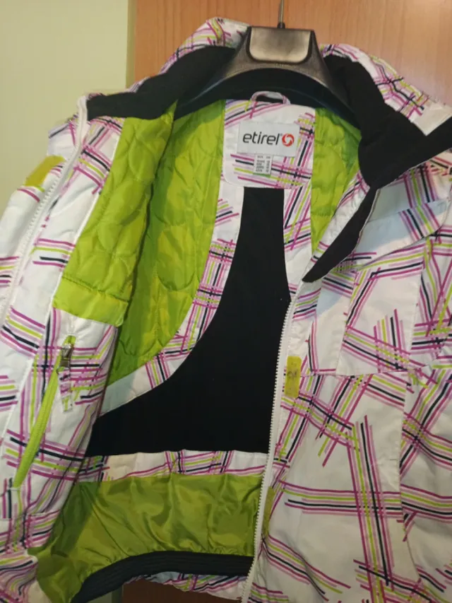 Cazadora de nieve súper calentita.