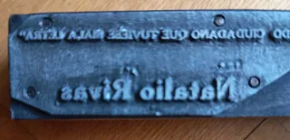 Matriz de imprenta con frase de Natalio Rivas