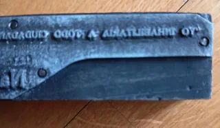 Matriz de imprenta con frase de Natalio Rivas