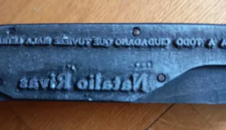 Matriz de imprenta con frase de Natalio Rivas