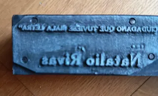 Matriz de imprenta con frase de Natalio Rivas