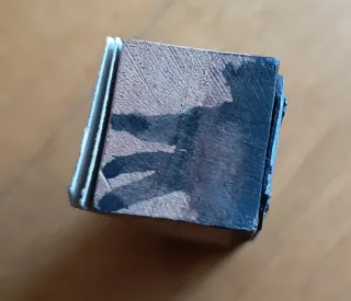 Matriz de imprenta con frase de Natalio Rivas