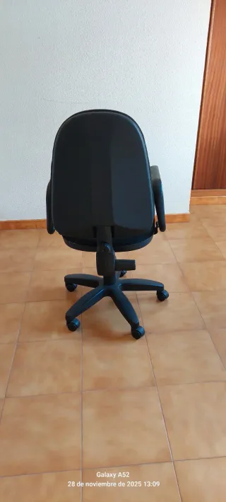 2 Sillas de escritorio con ruedas