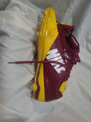 Botas de fútbol Nike rojas y amarillas