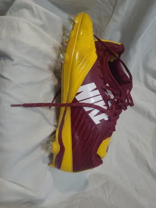 Botas de fútbol Nike rojas y amarillas