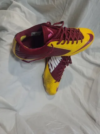 Botas de fútbol Nike rojas y amarillas