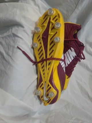 Botas de fútbol Nike rojas y amarillas