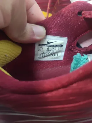 Botas de fútbol Nike rojas y amarillas