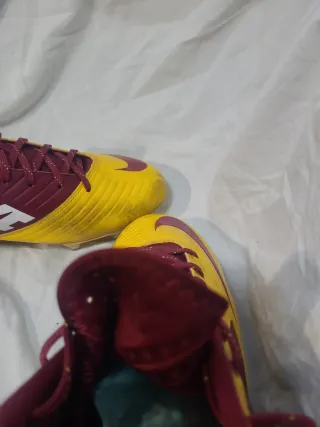 Botas de fútbol Nike rojas y amarillas