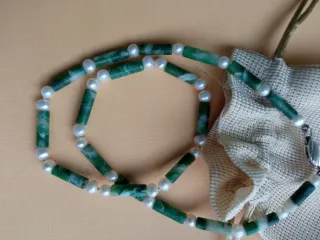 Collar perlas cultivadas y piedras verdes