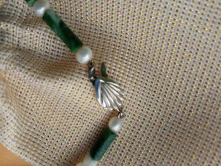 Collar perlas cultivadas y piedras verdes