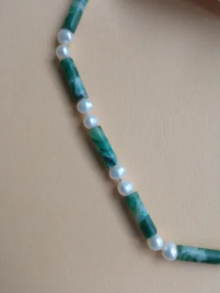 Collar perlas cultivadas y piedras verdes