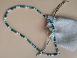 Collar perlas cultivadas y piedras verdes