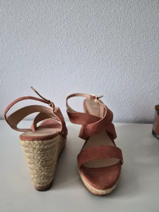 Sandalias cuña rosa palo