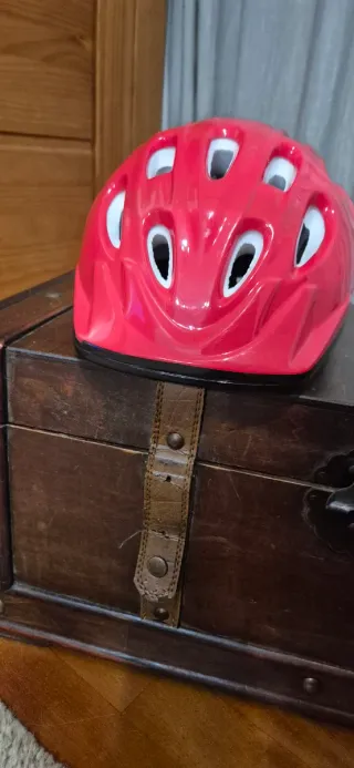 Casco infantil rojo y negro