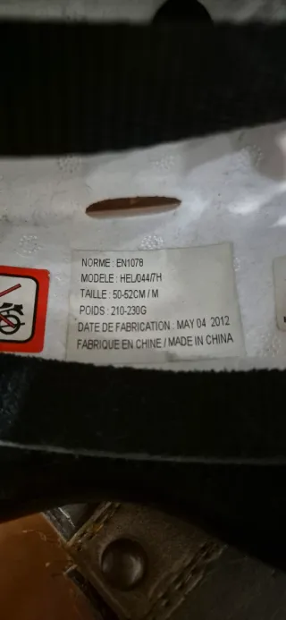 Casco infantil rojo y negro