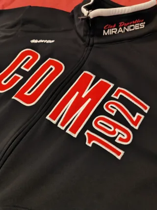 Sudadera C.D. Mirandés 1927 Errea Negra