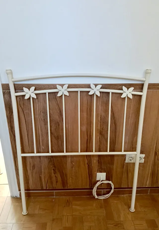 Cabecero metálico blanco roto con flores