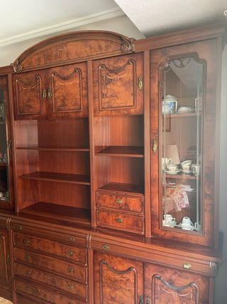 Mobile da soggiorno classico in legno con vetrine