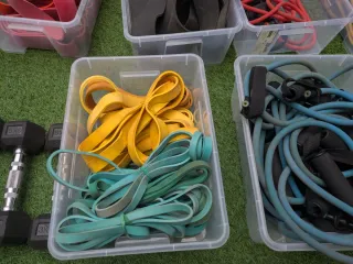 Mancuernas, Kettlebells, Elásticos