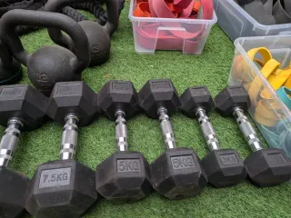 Mancuernas, Kettlebells, Elásticos