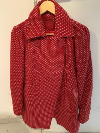 Abrigo rojo topos botones talla L