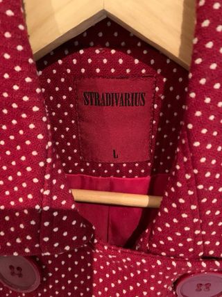 Abrigo rojo topos botones talla L