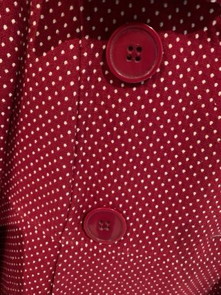 Abrigo rojo topos botones talla L