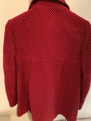 Abrigo rojo topos botones talla L