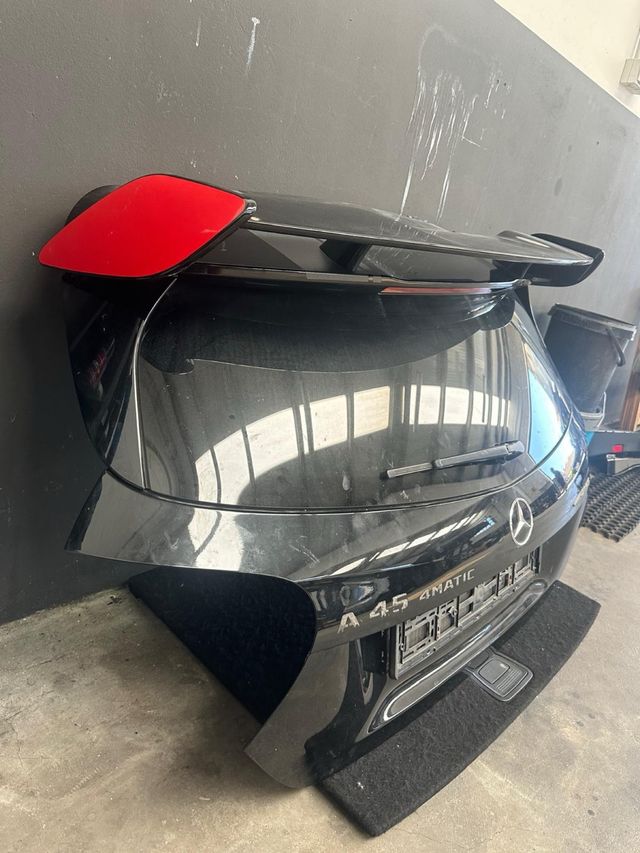 Portón Mercedes A45 AMG con alerón