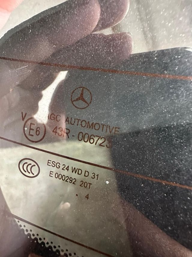 Portón Mercedes A45 AMG con alerón