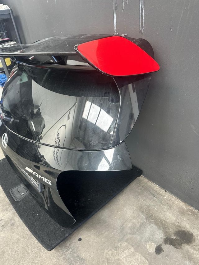 Portón Mercedes A45 AMG con alerón