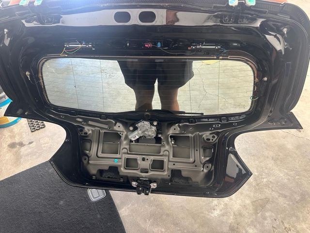 Portón Mercedes A45 AMG con alerón