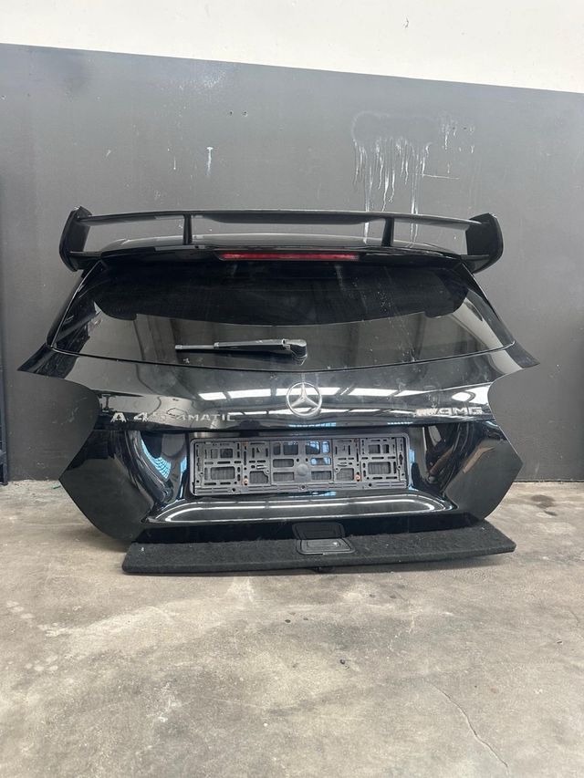 Portón Mercedes A45 AMG con alerón