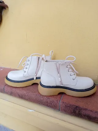 Scarponcini beige con zip e lacci