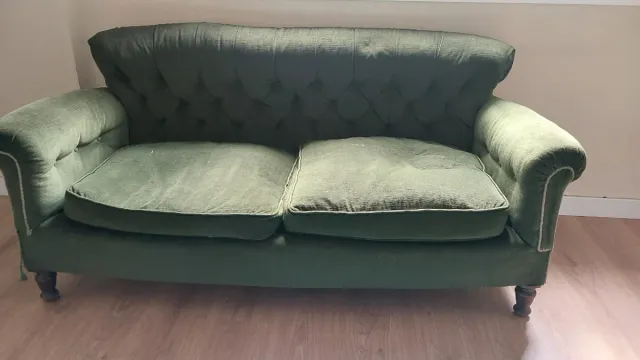 Sofá vintage de tela verde