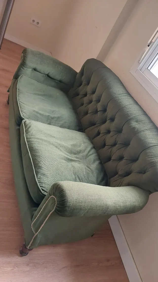 Sofá vintage de tela verde