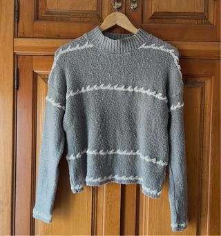 Jersey gris con detalles blancos