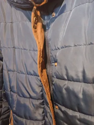 Cazadora invierno azul, con cuello de pelito.