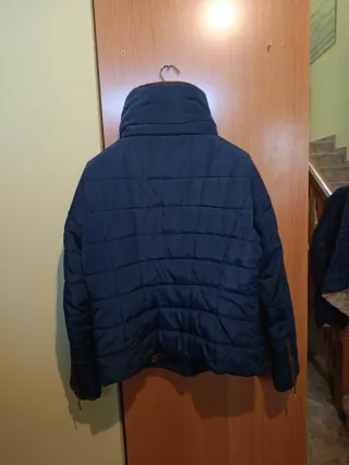 Cazadora invierno azul, con cuello de pelito.